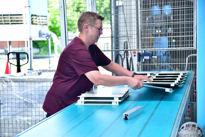 Manuell legt Frau Hand an bei Kunststoff bearbeitung